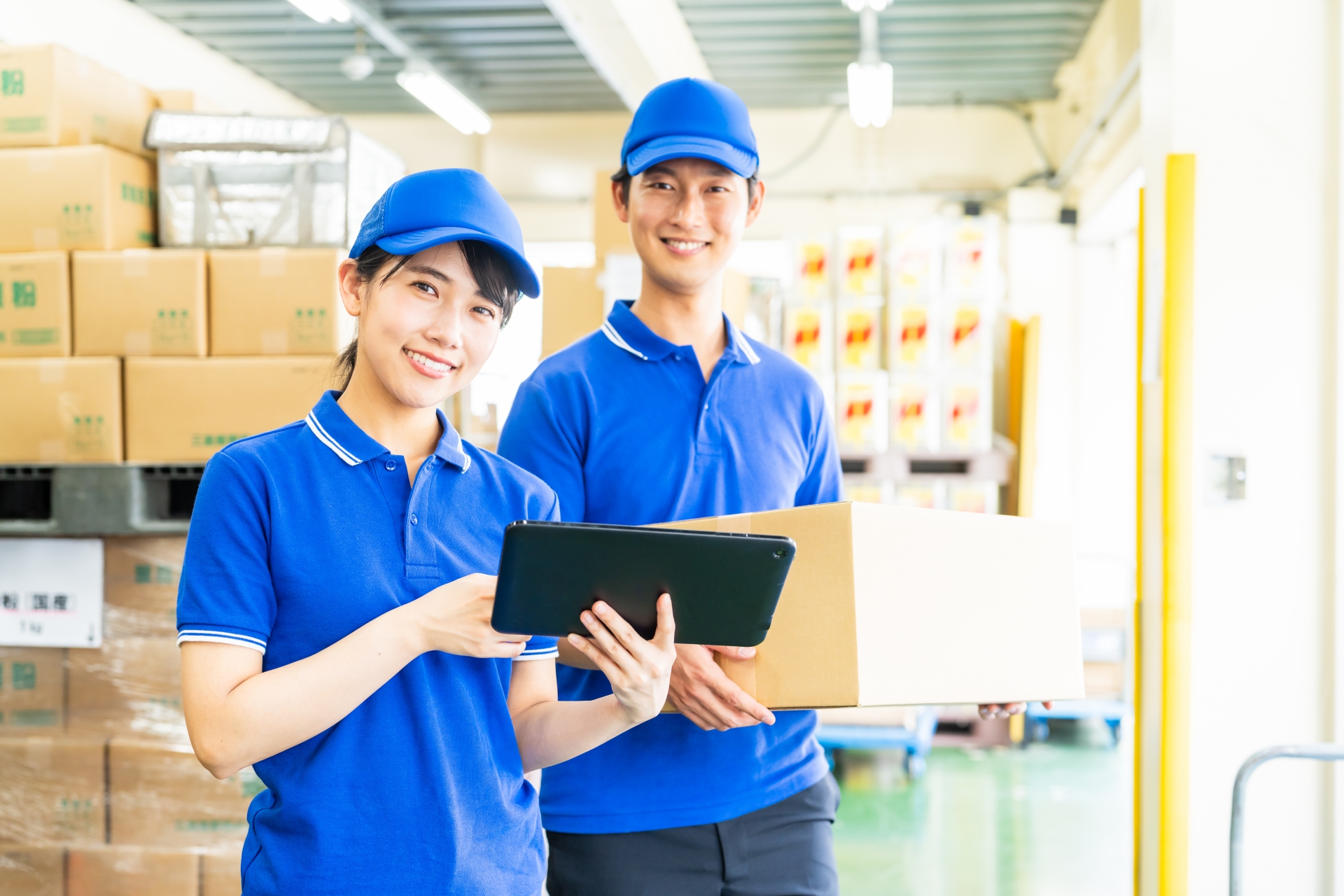 軽作業している2人