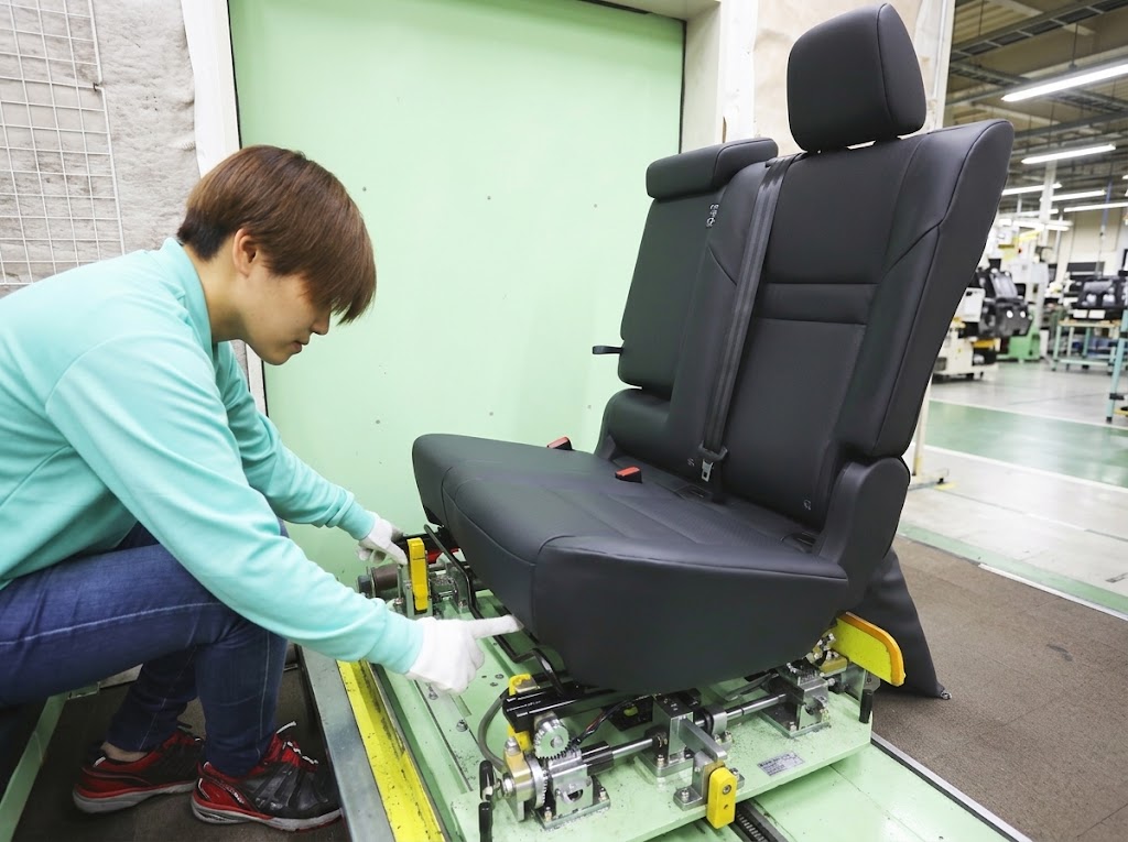 自動車シート製造正社員／工場内作業スタッフ（二交代）